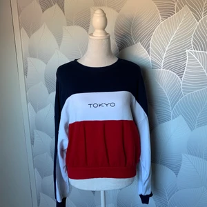 H&M tokyo sweatshirt  - i bra skick med inga defekter, säljer pga jag använder inte det längre - skriv privat om du vill ha mer bilder eller om du har en fråga :)