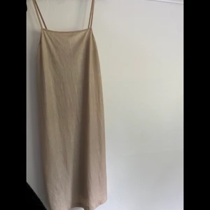 Skimrande klänning  - En beige/rosa klänning från Zara. Den har ett vitt skimmer om  sig, se sista bilden. Knälång på mig som är 170.