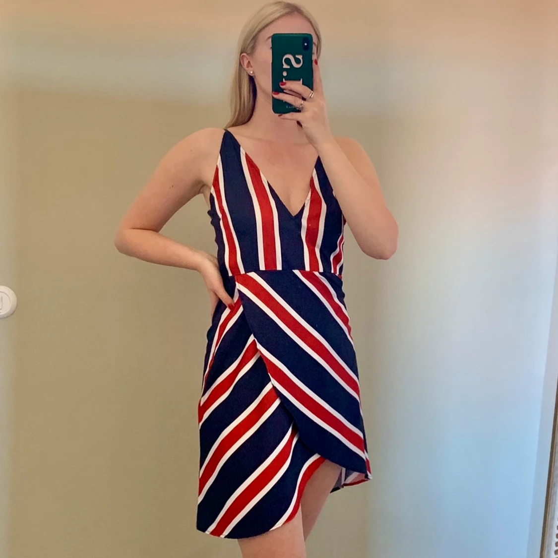 SommarklĂ€nning med slits, i satinliknande materialđ