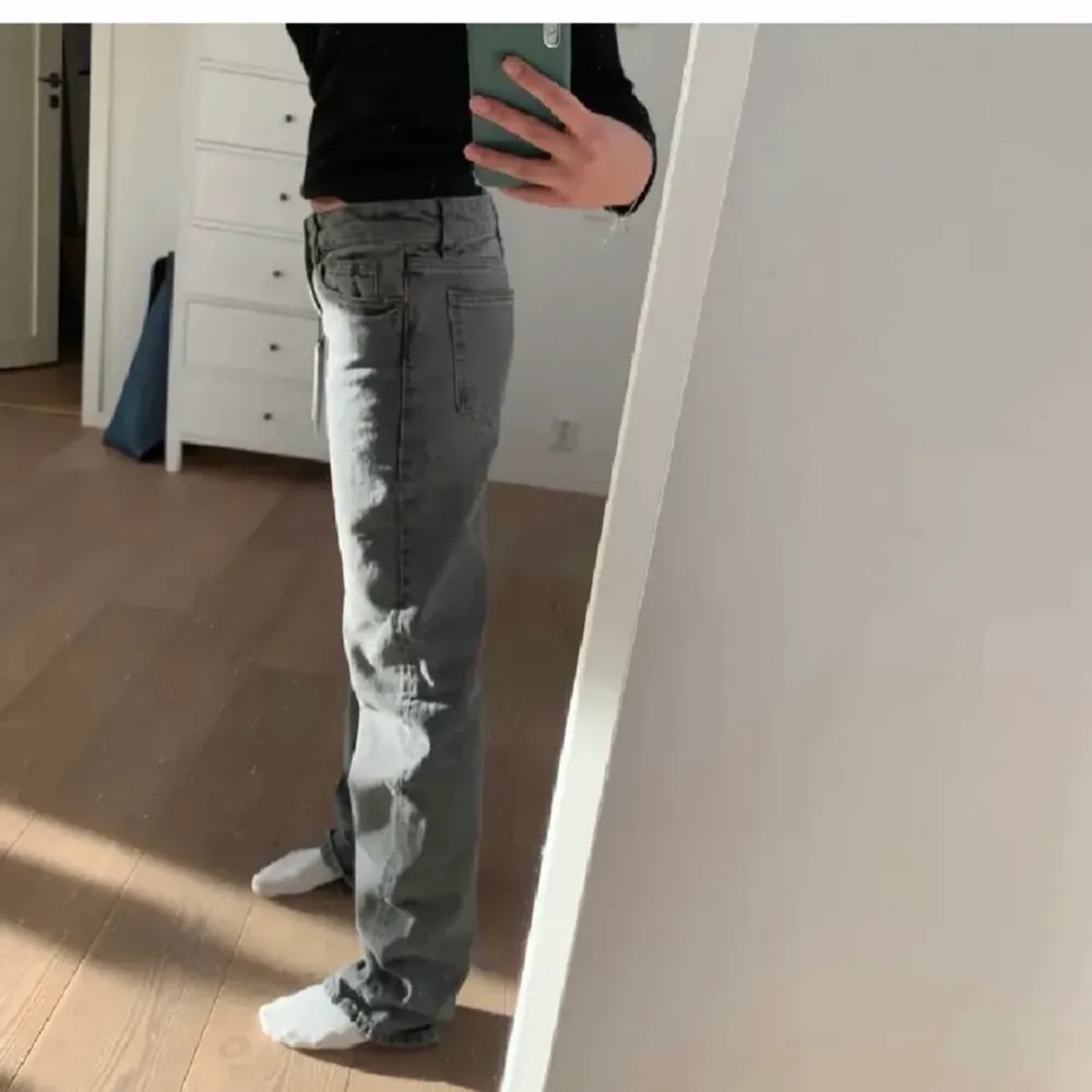 Zara mid rise jeans som tyvärr är förstora för mig så aldrig använda, budgivning i kommentarerna. Bud: 300💗 köp direkt för 600+ 70kr frakt men möts helst. Jeans & Byxor.