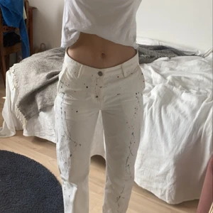 Carhartt  - Jättefina carhartt byxor köpta i London. Jag är 170cm lång och det är storlek 24. Jag brukar ha S eller 36 i byxor och de passar ganska bra. Nypris 800kr budas på från 250kr. 