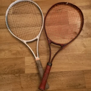 Tre Tennisracket  - Två tennisracket utan fodral, två tennisracket med fodral. Knappt använda, ny pris 2099/ jag säljer dem 800 kr st