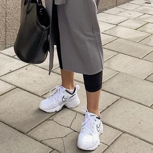 Nike sneakers strlk 40 - Lånade bilder !! Passar mig som vanligtvis har 39, sådär skick trots knappt använda, dock lite smutsiga, går bort i en tvätt. Rätt smutsiga under sulan därav det låga priset. 💕💕