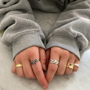 Ringar - Massor av helt nya ringar, dom kostar 95kr styck och frakt ingår i priset! Köp 4 för 300kr!! Alla är justerbara så dom passar alla & är unisex! Vill du ha fler bilder så är det bara att fråga :))
