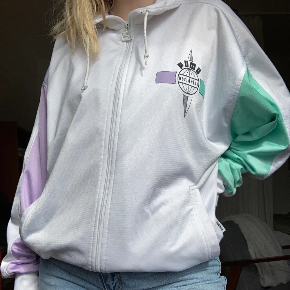 Track suit jacka av märket Puma. Storleksmärkt M. I gott skick! Enda defekten är en liten fläck på vänster arm. Hojta om ni vill se fler bilder!💜. Hoodies.