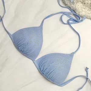 Bikiniöverdel M - Blå/vit randig överdel, vadderad så formar sig superfint!