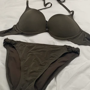 Mörkgrön bikini 36-38 - Säljer enbart i set. Pushup-bikini med flätade detaljer. Toppen är i storlek 38 och underdelen är 36. 