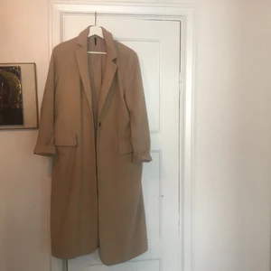 Beige kappa - Säljer min älskade beige kappa köpt på secound hand för två år sedan. Den är i fint skick <3 köparen står för frakten.