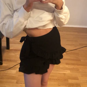 Volang kjol 34 - Volang ”kjol” med inbyggda shorts som man knyter omlott🤍har dragkedja vid ena sidan🤍 köpta för 300kr 2019 på bikbok men inte min stil så endast använda 2 ggr 🤍 liknande som på sista bilden🤍 skriv privat för mer bilder 🤍 kan mötas upp i Jönköping annars står du för frakten 😚
