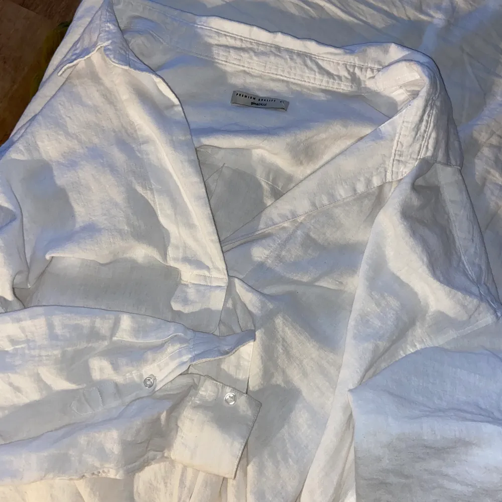En superfin linne skjorta från Gina tricot, jag är en XS/S men den passar mig🤎. Skjortor.