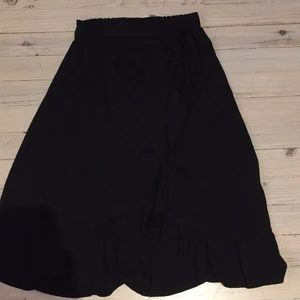 Kjol med ”slits” - Nästan aldrig använd🖤