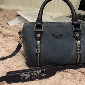 Zadig voltaire väska  - Säljer nu min Sunny small suede bowling bag då den inte längre kommer till användning! Endast använd ett fåtal gånger och har inga slitningar osv. Köpt på zadig butiken i stan i somras💓💓⚡️