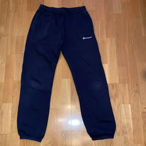 Champion mjukisar - Marinblåa mjukisbyxor från champion. Mötas eller frakt mot avgift 