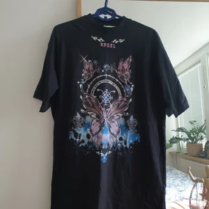 T-shirt klänning  - T-shirt klänning med 90s-2000s grafisk tryck. Storlek s men oversized. Från Junkyard. Kan skickas annars finns i Malmö💌 frakt 45kr