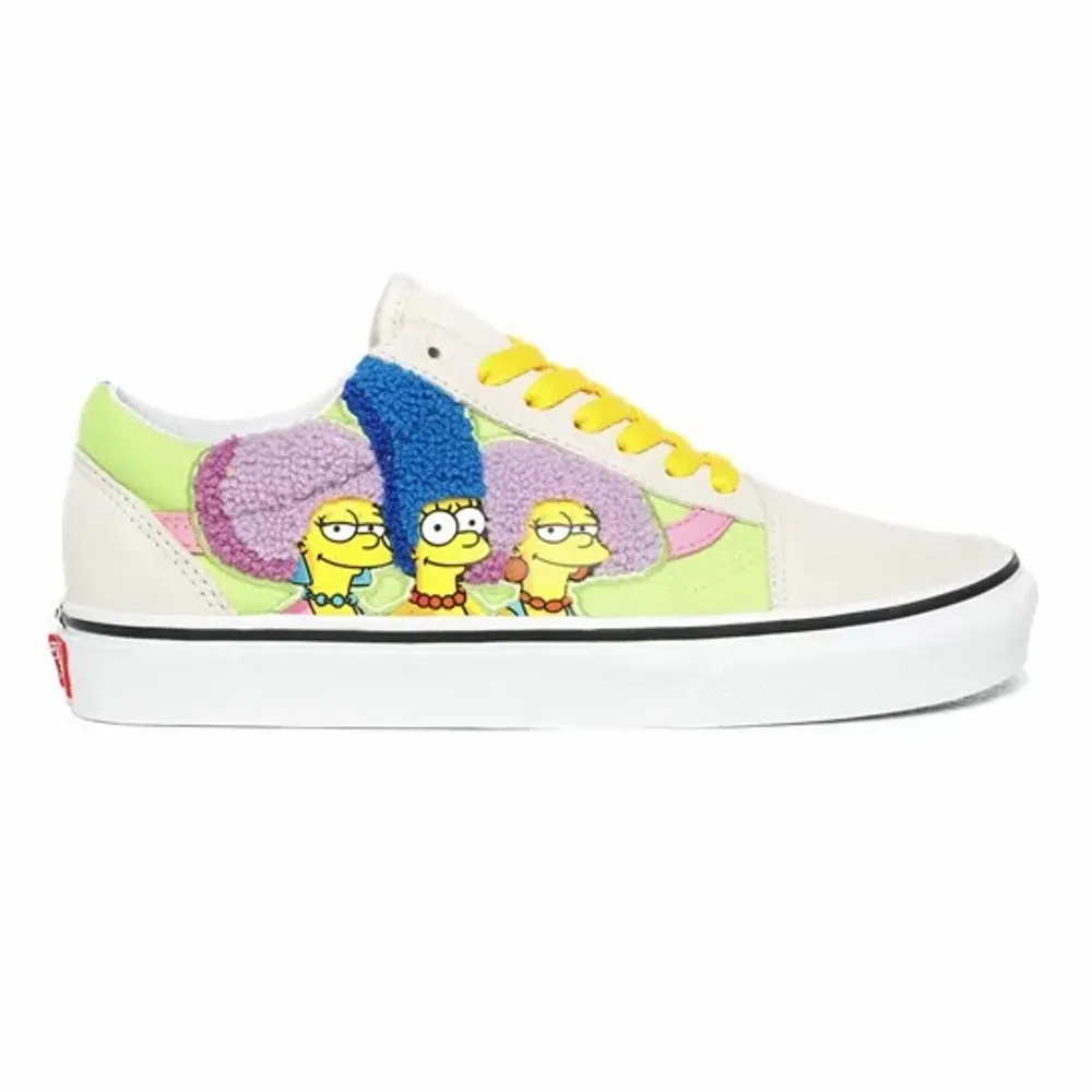 Jättefin par skor av Vans limited edition tillsammans med The Simpsons ❤️ ÄLSKAR dessa men tyvärr passar de inte längre. Jättefint skick och lovar att de är JÄTTE SKÖNA 😍 . Skor.