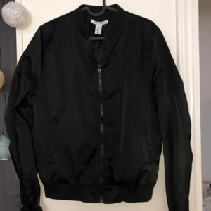 Svart tunn jacka - En tunn och skönt svart jacka. 