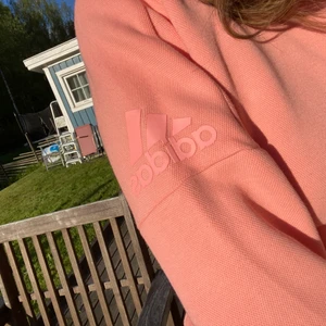 Rosa adidas  - Rosa adidas tröningströja💗 Aldrig använt och köpt för 600kr💗 säljer då den aldrig kommer till användning +frakt tillkommer 60kr
