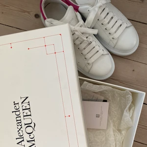 Alexander mcqueen skor - Väldigt bra skick, köpta på nk i Göteborg, knappt använda, kvitto och box finns och även lappar från Alexander mcqueen, även extra skosnöre i rosa, storlek 39, nypris 4590kr