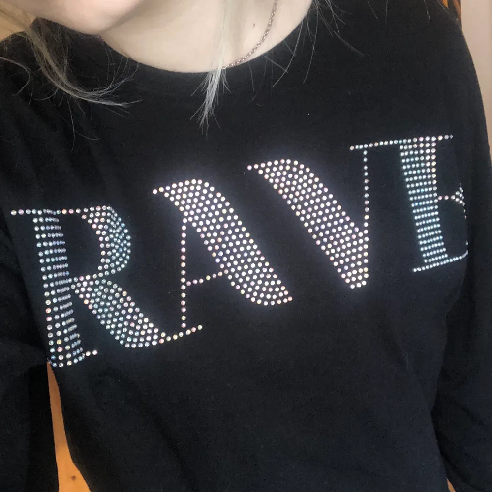 Svart tröja med strasstenar med texten ”rave”💖. Tröjor & Koftor.