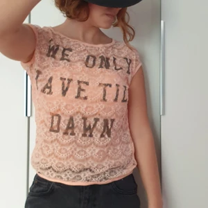 Bershkas topp, storlek S  - Persikofärgad topp coolt mönster, i två delar ( seamless bandeau bh tillkommer ) 100% Bomull. 