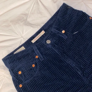 Levis ribcage wide leg Manchester byxor!  - Ett par skitsnygga Manchester byxor i mörkblått som jag köpte för ett tag sen, kan inte ha dom på mig längre och hoppas på att dom kan komma till användning hos någon annan! Nypris 1199, önska jag hade bild på när jag hade på mig dom men får inte på mig dom hehe....🌞