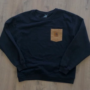 carharrt sweatshirt tröja m - mörkblå sweater från fruit of the loom, köpt på beyond retro för ca 300kr. jag tror att tidigare ägare har sytt på ett carrhart-märke på framsidan, kan ej bekräfta att den är från carrhart! fint skick, sitter fint oversized. mörkblå färg. dm om du är intresserad! :D