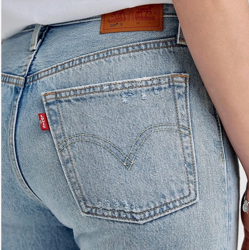 Blå Levis jeans i skinny/mom jeans modell! Väldigt bra skick då dom knappt är använda! Passar någon som har storlek 36. Jeans & Byxor.