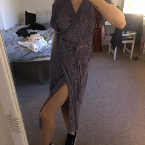 Klänning &otherstories  - Så himla fin lila klänning från &otherstories köpt i Köpenhamn förra sommaren. Sälja då jag inte använder längre.