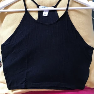 Svart ribbad croptop, XS-S - Svart topp som är i ribbat tyg och cropped lite magtröja. Supermjuk med 70% viscose och 30% tencel. Passar från XS till S.  Kan mötas i Stockholm eller skicka mot fraktkostnad! ✨🌸✨