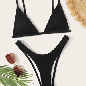 Svart bikini  - Storlek M sitter som S, passformen var inte för mig och min kropp men sååå fin bikini som sitter tajt och bra. 130kr inklusive frakt, bud om fler är intresserade 