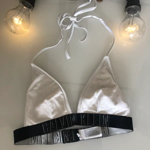Calvinklein bikini topp - Calvin Klein bikini topp i xs , fortfarande i väldigt bra skick! 💕Buda bara om du kan betala priset, frakten ingår inte i priset💕