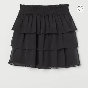 Kjol  - Säljer mina kjol från hm, har använt den en gång när jag skulle testa den annars har jag aldrig haft den på mig. Säljer den eftersom den sätt inte så fint på mig. Den kostar 199 och jag säljer den för 100 