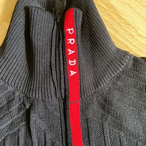 PRADA VINTAGE TOP - The most amazing vintage Prada top! It is Very comfortable and stretchy to wear. It is a size 40 but I Would say it fits XS- L maybe XL even because it is so stretchy. The condition is practically new. The most 🔥🔥 top this summer. PRISET KAN DISKUTERAS VID SNABB AFFÄR