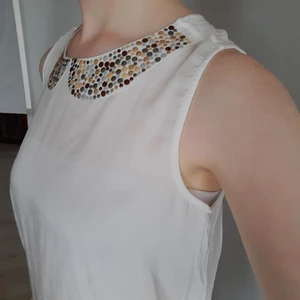 Linne från Lindex. Stl S - Gulligt linne från Lindex! Detaljer i halsringning fram och knapp bak. Tunnt tyg fram och mer trikåaktigt tyg bak. I fint skick!🥰 ser skrynklig ut men det är för att den legat ner vikt ett tag annars ej lättskrynklig💕 Skicka meddelande för fler bilder elr frågor🥰