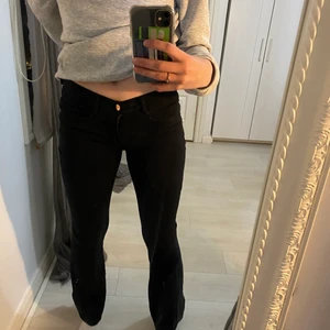 Lågmidjade bootcut jeans - Jag säljer ett par lågmidjade bootcut jeans ifrån bubbleroom i storlek 38 men skulle säga att dom passar en 36:a också. Helt nyköpta och inte använda en enda gång. Tog bort lapparna innan jag provade dom. 