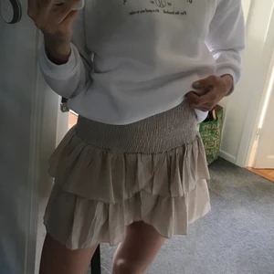 Beige volangkjol - Beige volangkjol från neo noir som endast är använd en gång för den är lite för kort. Nypris 449 och mitt pris är 250