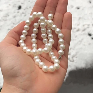 Pärlhalsband  - Super fina pärlhalsband jag gör själv, perfekt nu till sommaren eller att ge i present. Storlekar: 35, 39 41 (om du vill ha ett annat mått så kostar det ALLTID 10kr mer) frakt är 13kr⚡️