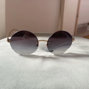 Dolde Gabbana solglasögon  - Väldigt fina inköpta förra året knappt använda tre gånger .. köpte för 1900kr säljer de för 700kr bra pris man får med låda och allt .. inget kvitto kvar men självklart äkta köpt på synsam .. ska det skickas så står köparen för frakt .. 