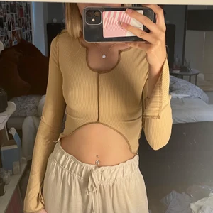 Cool tröja - Cool tröja med en skurning vid magen ifrån SHEIN. Jätteskönt material, passar storlek Xs , möjligtvis S då den e rätt stretchig. Knappt använd. 70+frakt💖