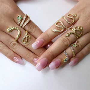 Ormringar, one size, guldpläterad och nickelfria  - Välj vilken ring. Cz stenar med klor runt om för att längre hållbarhet. Alla ringar är one size ringar. Nickelfria och guldpläterad. För mycket och ofta reglering kan göra att ringen går sönder så med försiktighet! Spårbar Frakt 32kr men Samfraktar givetvis för endast 32kr  . Säljer ring 79kr/st 