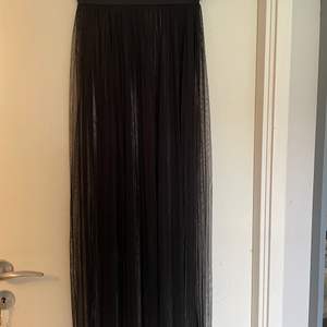 Lång, svart, ”festival” kjol. Helt oanvänd. Resår i midjan