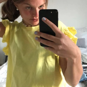 Gul tröja  - Gul tröja från zara med en liten volangärm💛Kolla gärna in mina andra annonser💕