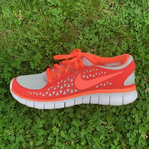 ✨Nike Free Run-skor✨ - Supersnygga och sköna Nike Free Run som endast använts en gång inomhus. Säljer pga köpte ett annat par. Nypris 800 ✨