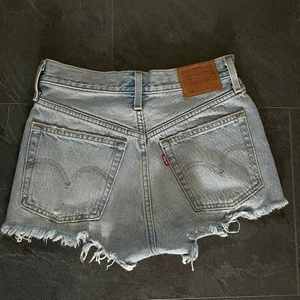 Superfina Levi’s shorts 501 - Säljer mina älskade Levi’s shorts i den populära modellen 501. Tyvärr så kommer de knappt till användning. Använda ca 5 gånger 💞 (Odinarie pris: 600kr) Köparen står för frakt!!!!
