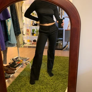 Lågmidjade kostymbyxor  - Svarta stilrena brallor i superskick! Storlek 36 och i skönt material. Fråga om du undrar något! 💘💘