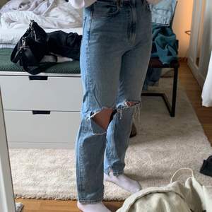 Jättefina blåa mom-jeans från Zara! Fin blå färg med hål i knäna! Sparsamt använda 💗