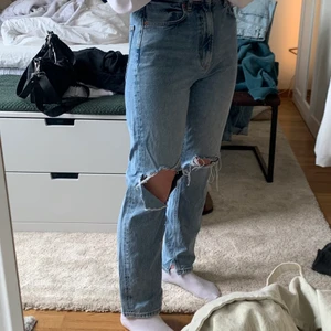 Jeans från Zara - Jättefina blåa mom-jeans från Zara! Fin blå färg med hål i knäna! Sparsamt använda 💗