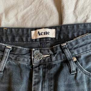 Fina acne jeans, säljer då det inte passar och därför kan jag  inte heller skicka någon bild med dom på. Storlek 26/32, men dem är små i storleken. 100kr