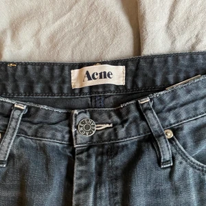 Acne jeans  - Fina acne jeans, säljer då det inte passar och därför kan jag  inte heller skicka någon bild med dom på. Storlek 26/32, men dem är små i storleken. 100kr