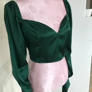 Söt topp i grön siden - Mossgrön siden topp med rynkad arm. Kort i längden, använd fåtal gånger.❣️